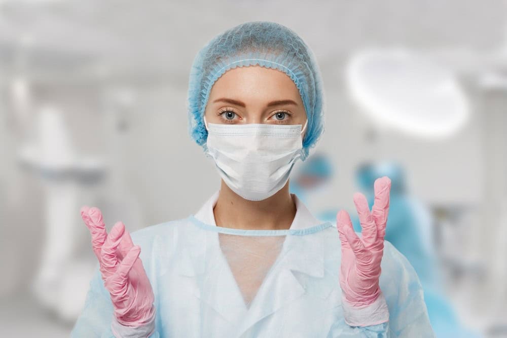 Kirurg plastik i kualifikuar në Shqipëri, duke veshur pajisje kirurgjike sterile për procedura të sigurta kirurgjike estetike