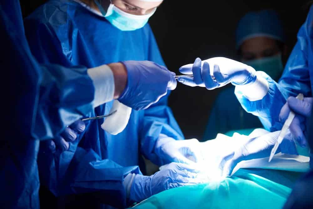 Ekipi kirurgjik që kryen kirurgji plastike në Shqipëri me teknika sterile dhe standarde sigurie spitalore