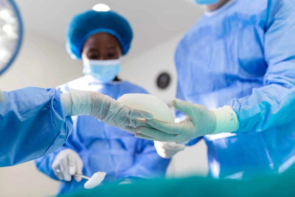 Ekipi mjekësor që trajton implante gjiri gjatë operacionit plastik në Shqipëri, duke treguar kujdes kirurgjik të sigurt dhe profesional.