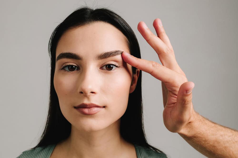 Plastic surgery in Albania for brow lift and eye rejuvenation procedures.