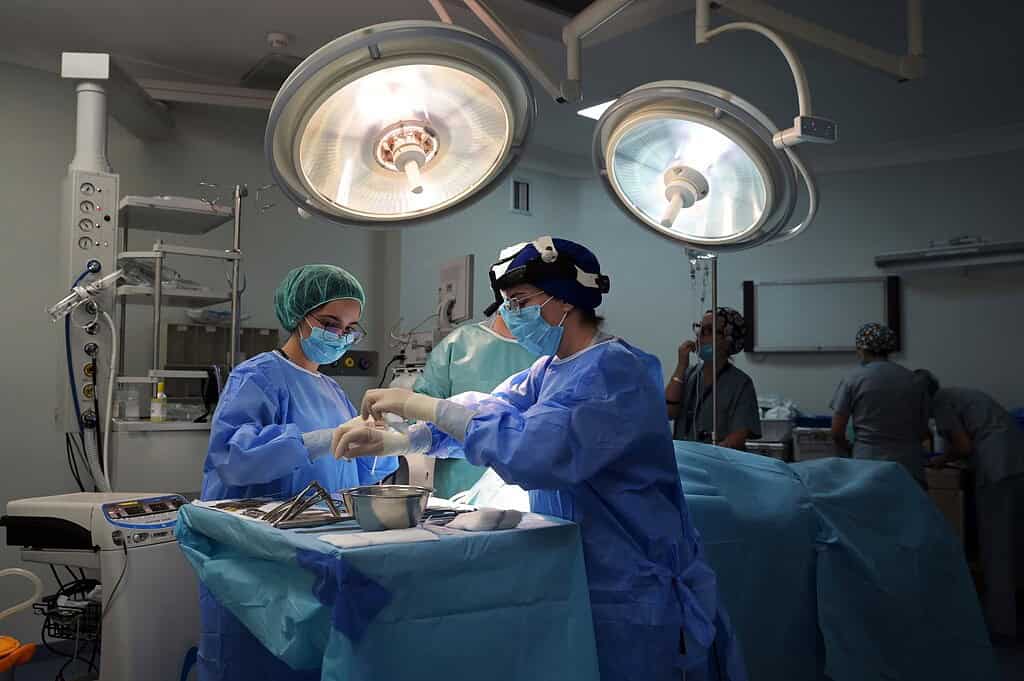 Preparazione all'anestesia per la chirurgia plastica in Albania per procedure estetiche.
